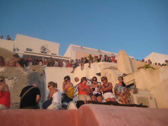 Turistas observando o pôr-do-sol