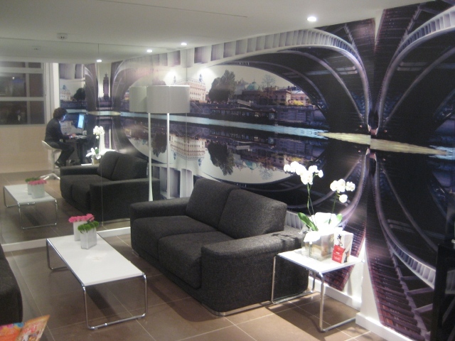 Lounge do hotel c/ computador