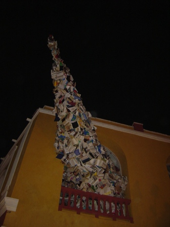 Escultura de livros para o congresso de língua espanhola