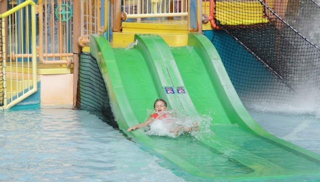 Aquatica - criança escorregando