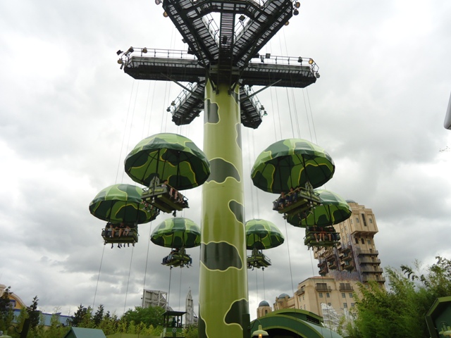 Disney Studios Park - Toy Soldiers Parachute Drop