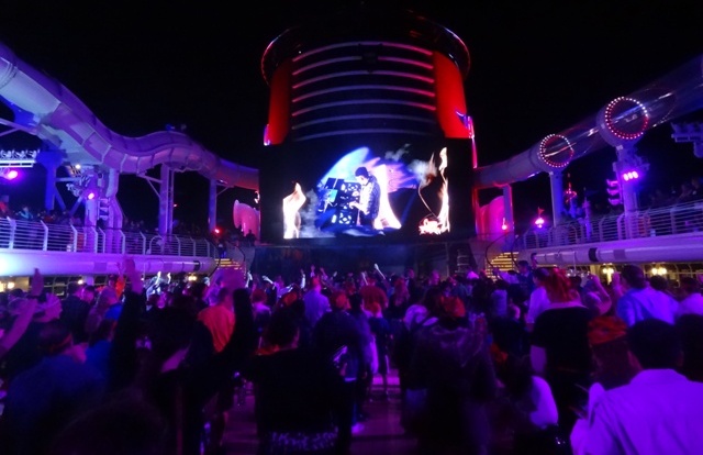Disney_Cruise_show_dj_2