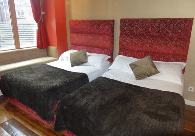 Liverpool_Hotel_Signature_Living_1